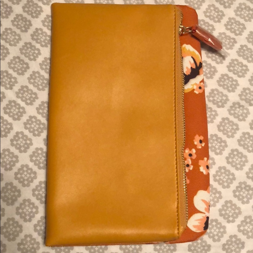 •Beautiful New Clutch• - Picture 2 of 5
